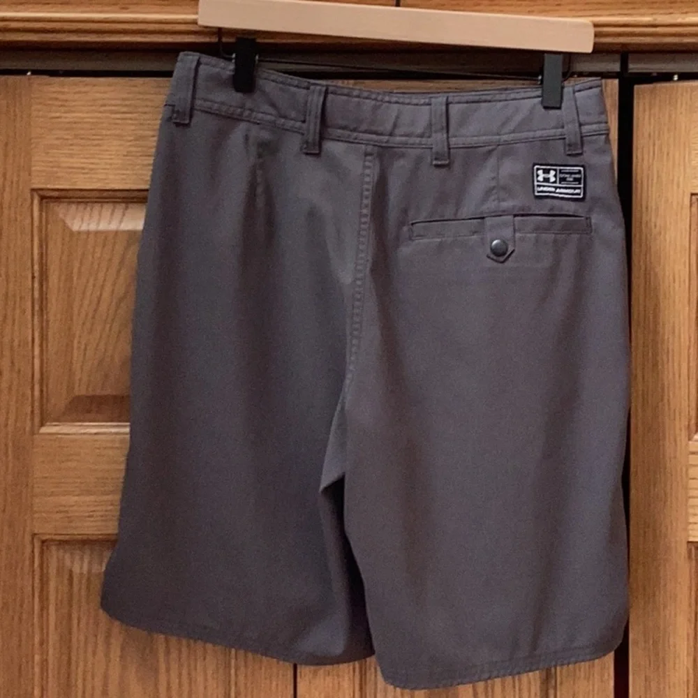 Under Armour heatgear, loose fit Men's Gray Shorts. Size 30